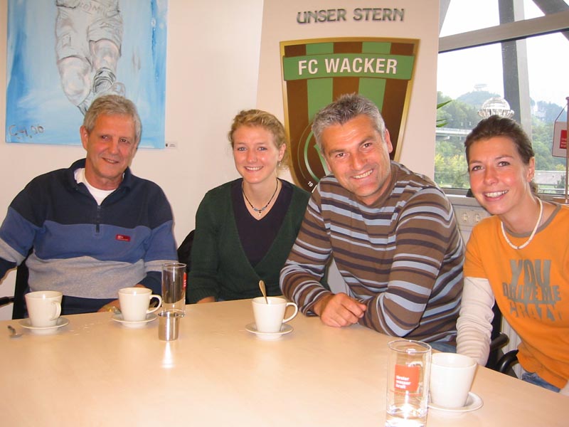 von links: Sportlicher Leiter Horst Braun, Angelika Feldbacher, Trainer Zoran Tanaskovic und Kapitänin Sandra Kapeller