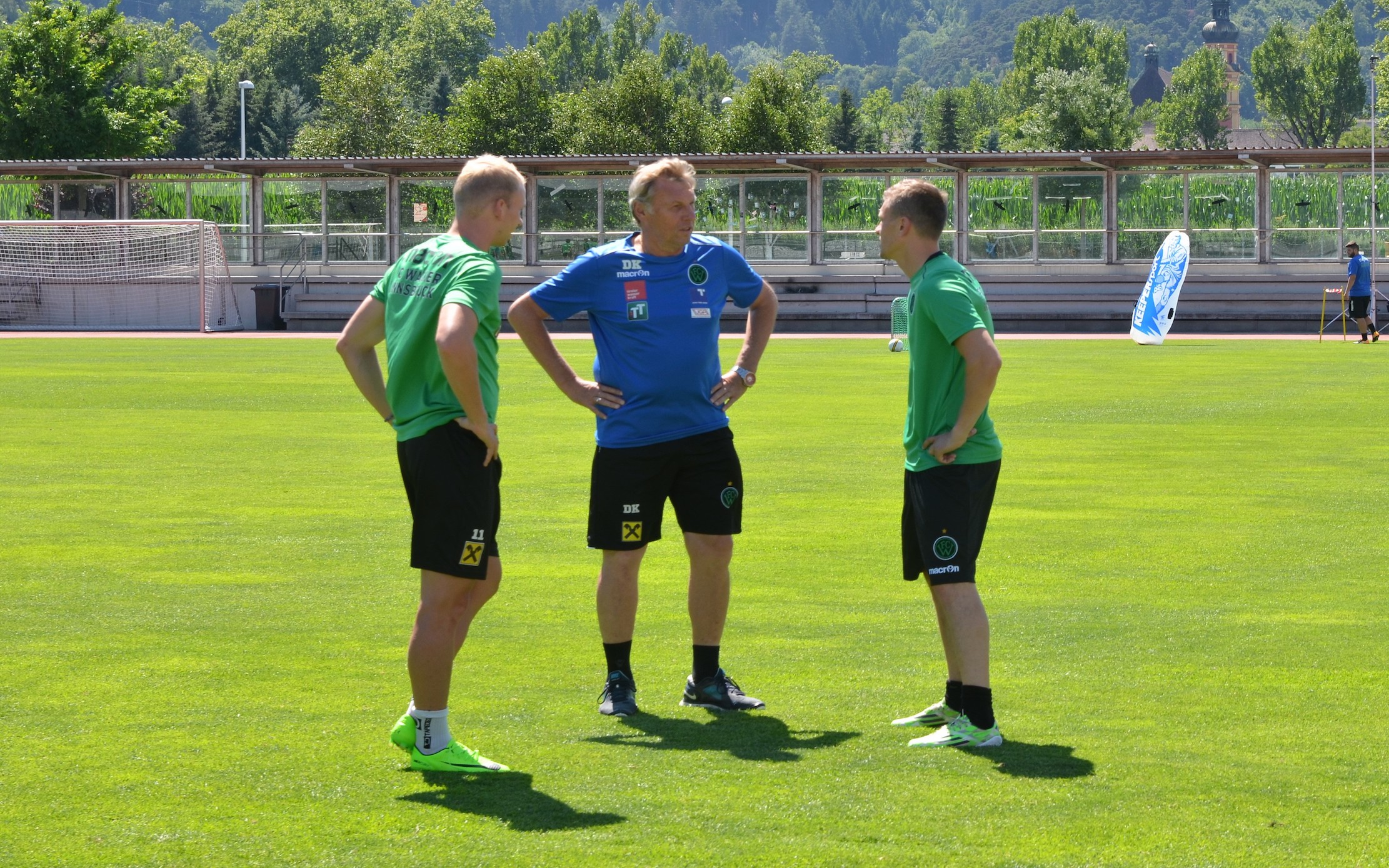 Zlatko Dedic mit Trainer und Mitspieler