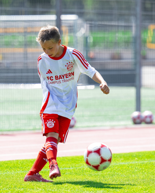 Auch in diesem Jahr wieder in Innsbruck: FC Bayern Campus Training! ⚽️
Für die Trainingscamps des deutschen Rekordmeisters am Tivoli vom 27.07.-31.07. gibt es noch letzte Restplätze (Anmeldeschluss am 13. Juli). 🫵🏼
ℹ️ Die 5-Tages-Trainings für die Altersklassen U10-U19 (genannter Termin nur bis U15) werden von Trainern des FC Bayern München betreut und bieten damit eine außergewöhnliche Möglichkeit für fußballbegeisterte Kinder & Jugendliche 🙏🏼
Alle Infos & Anmeldung über die Story!
#fcw1913